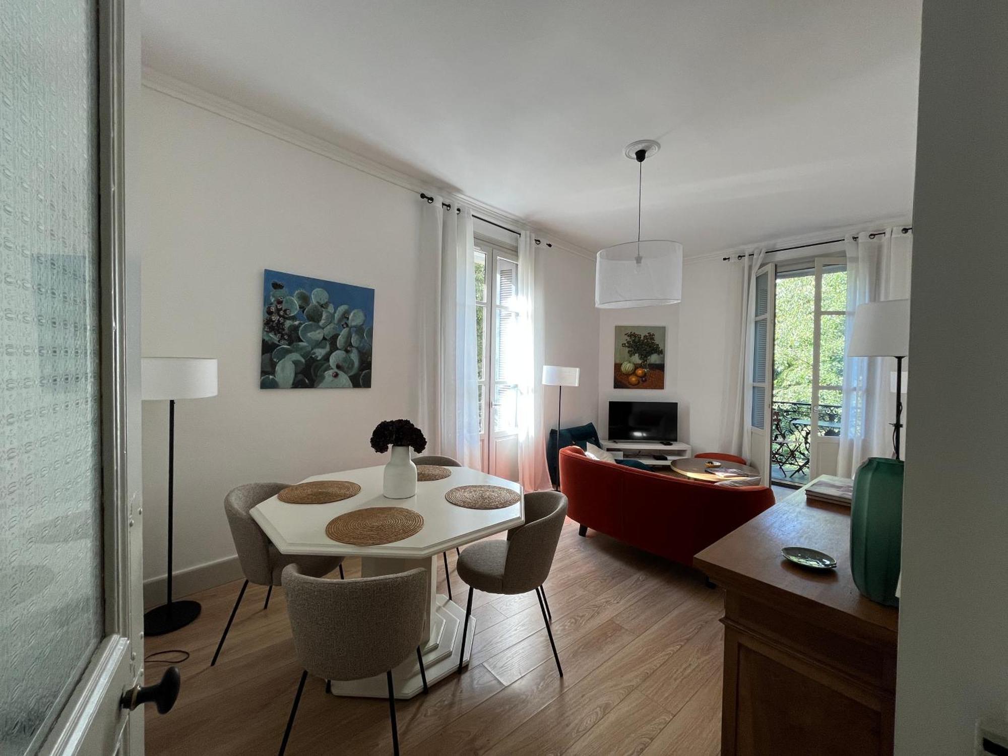 Nimes , Appartement Renove Dans Immeuble Classe. 외부 사진